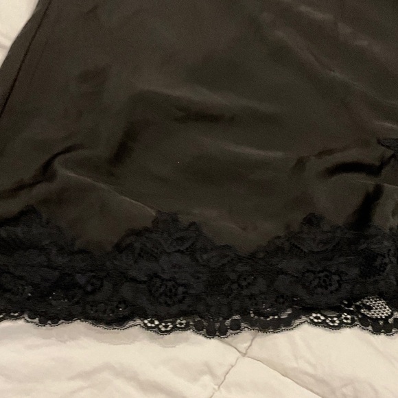 Sleek Black Lace Chemise - Picture 4 of 11